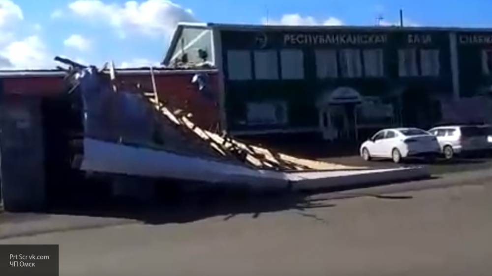 Очевидец опубликовал видео последствий урагана в Омске