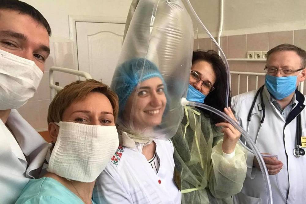 На Украине коронавирус начали лечить, одевая пакеты на голову