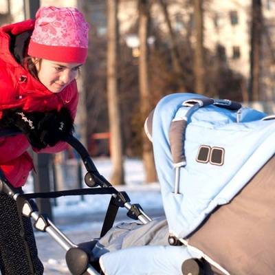 В мэрии Москвы напоминают: прогулки с ребенком в коляске сейчас запрещены