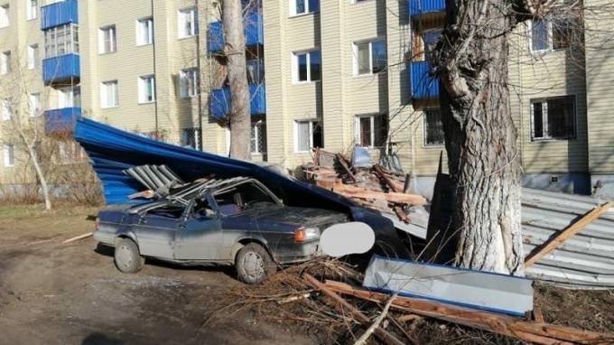 Ночной ураган в Омске сорвал крыши с почти 70 домов