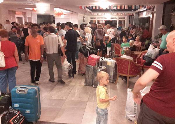 "Наша страна не хочет нас вывозить". 150 россиян застряли в аэропорту Пхукета из-за неразберихи с рейсами до Новосибирска
