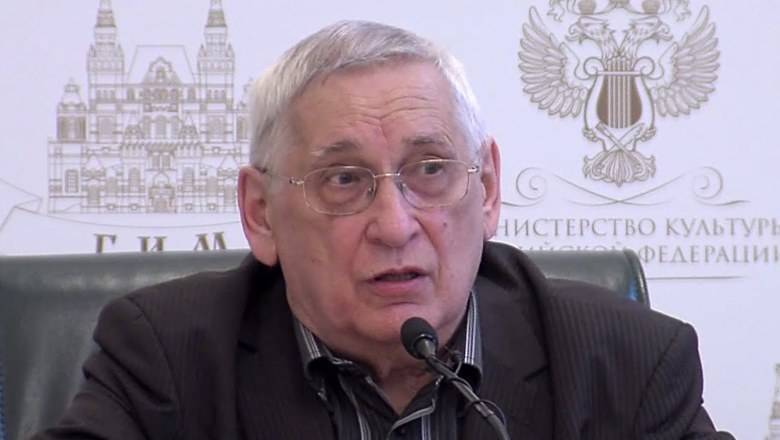82-летнего историка Назарова избили в очереди за масками в столичной аптеке