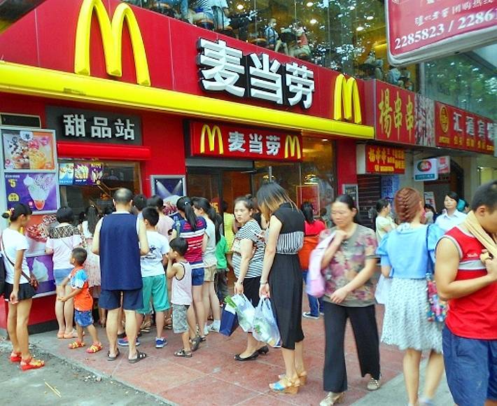 После снятия карантина китайцы устремились в McDonald's