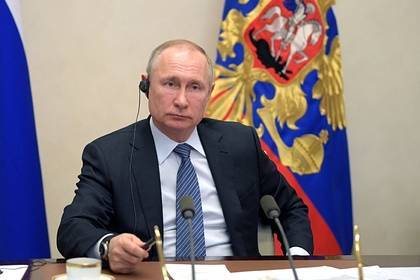 Путин поручил обеспечить страховыми гарантиями работающих «на передовой» медиков