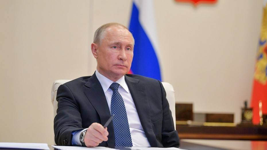 Путин анонсировал дополнительные выплаты медикам
