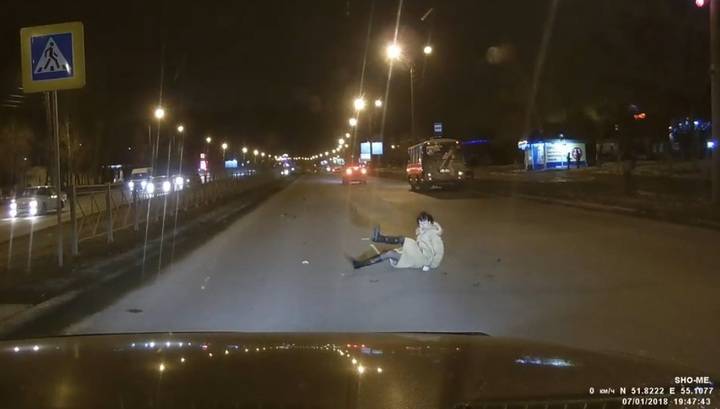 В Оренбурге лихач снес женщину на переходе и скрылся с места ДТП. Видео