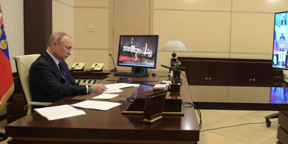 Президент РФ поручил автоматически продлить действие документов из-за ситуации с Covid-19