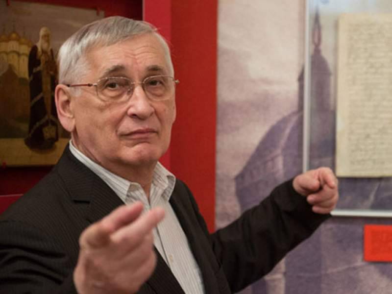 Известного ученого-историка избили в очереди в аптеке в центре Москвы