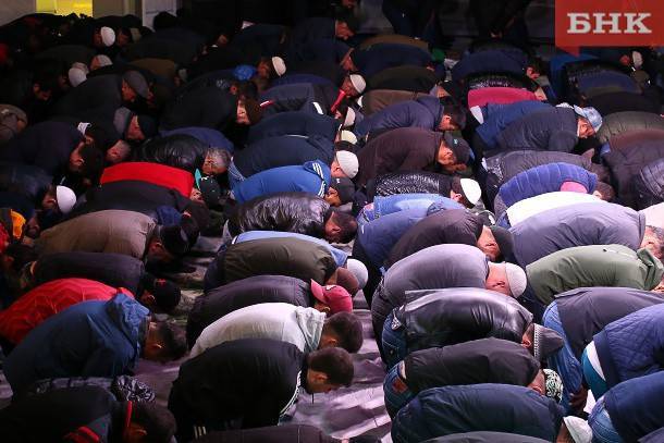 Мусульманам Коми посоветовали молиться дома и отказаться от объятий