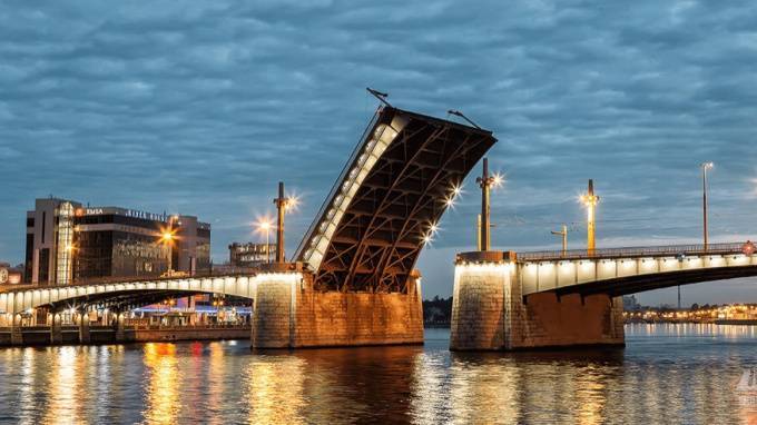 В ночь со среды на четверг в Петербурге разведут два моста