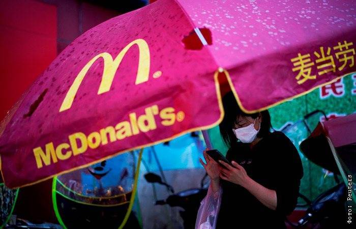 Продажи McDonald's упали в марте почти на четверть