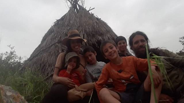 Карантин в шалаше: семья с 4 детьми из мошава сбежала от вируса в лес