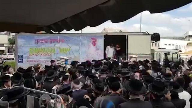 Видео: толпа ортодоксов собралась в очередь за яйцами в Бейт-Шемеше