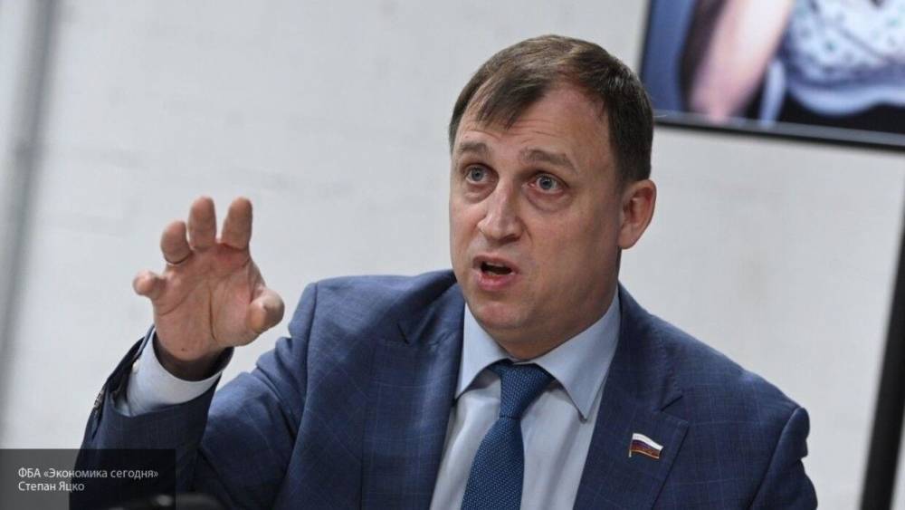 Вострецов предложил поднять цену путевок за границу для защиты налогоплательщиков РФ