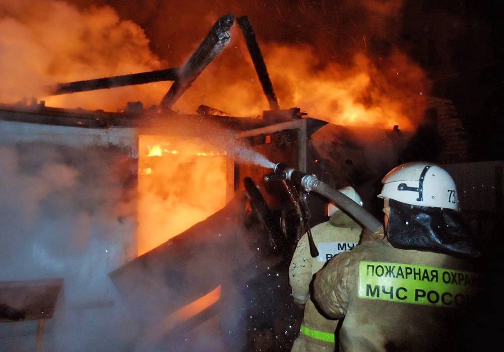 "Люди просят о помощи": дом престарелых горит на западе Москвы