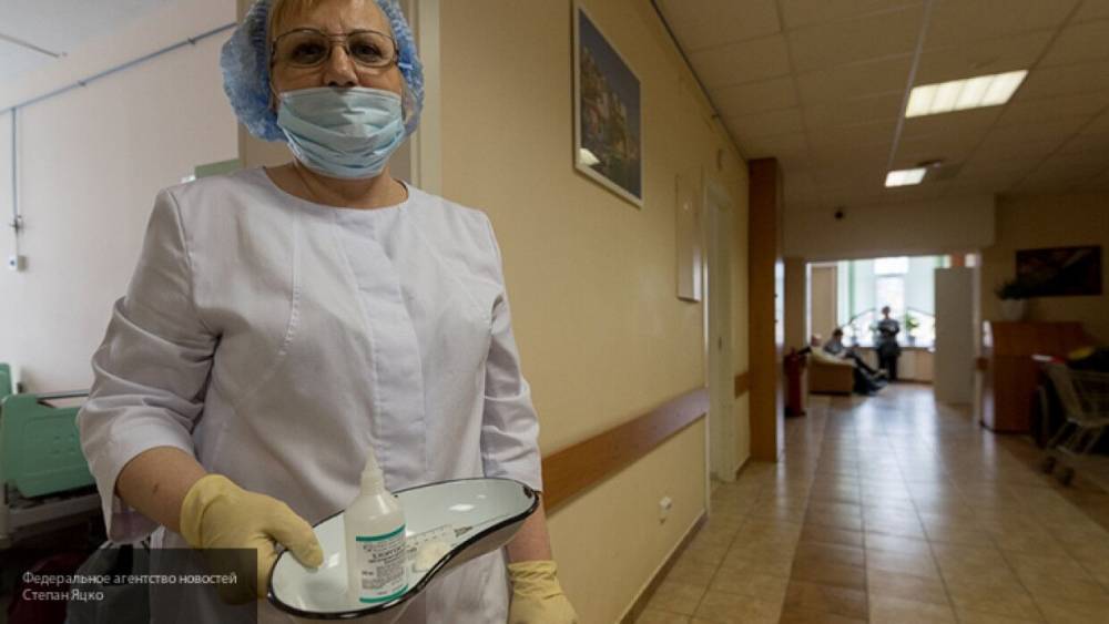 Медсестер в Италии обязывают работать без масок