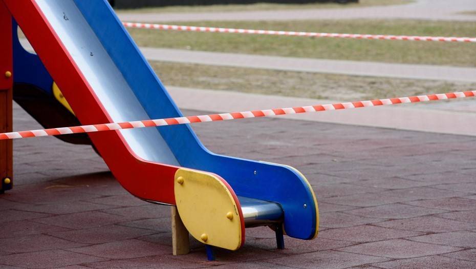 В Петербурге оштрафовали мужчину, гулявшего со своим ребенком на детской площадке