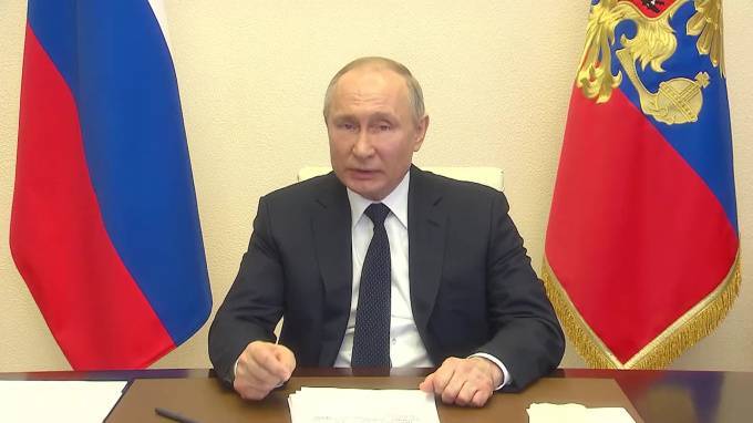 Путин попросил создать условия для возвращения обычного графика работы