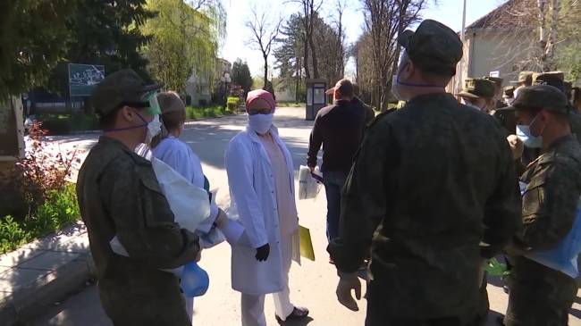 Военные из России проводят дезинфекцию в Сербии и ведут прием больных