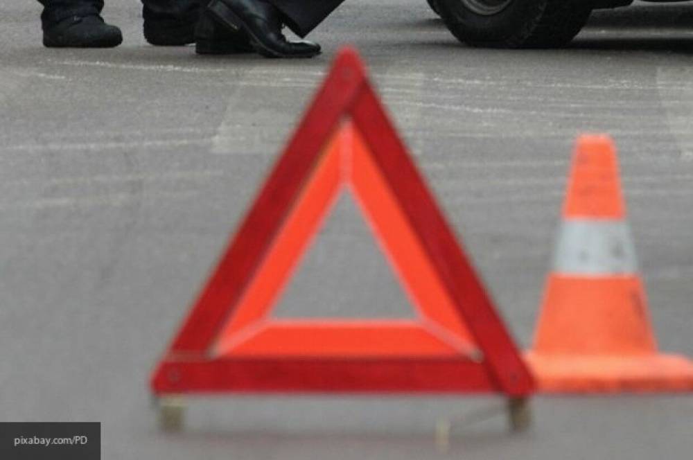 Водитель Kia получил смертельную травму, протаранив столб в Петербурге