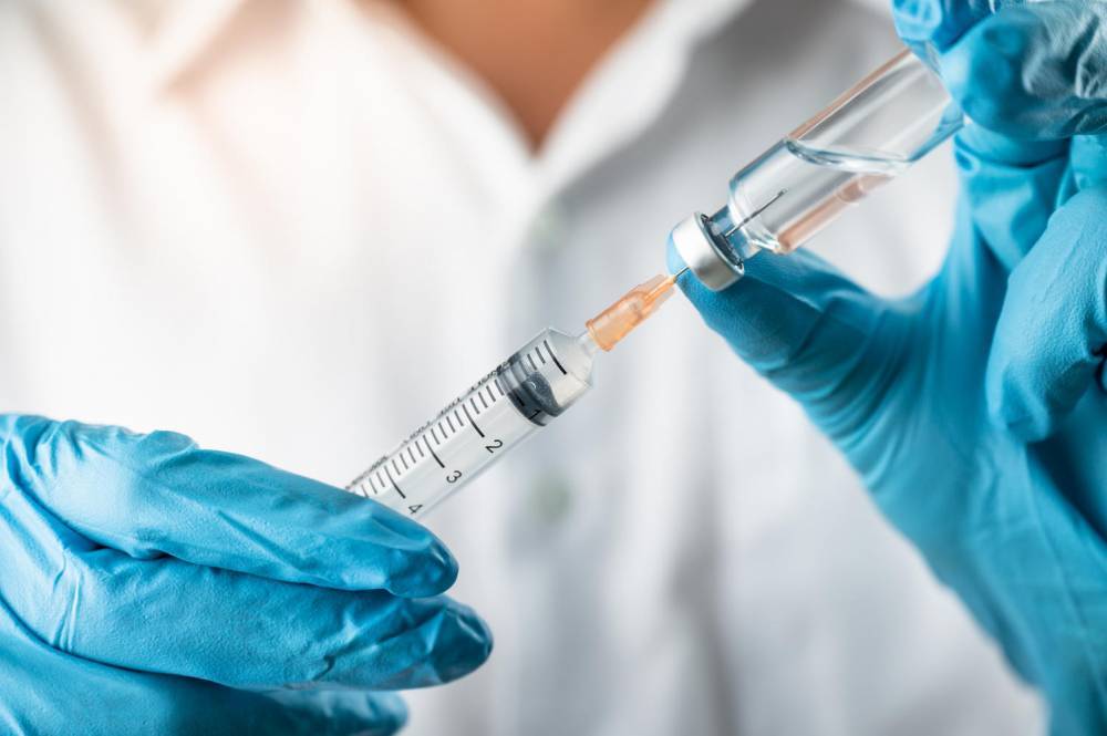 Многие компании в мире готовятся к испытаниям вакцины от коронавируса, но ждать ее скоро не стоит