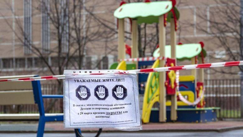 За прогулку с ребенком на детской площадке петербуржца оштрафовали на 15 тыс. руб.