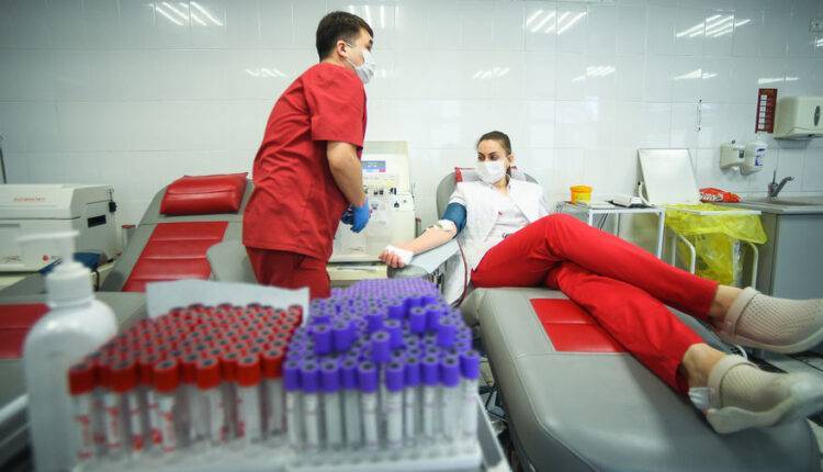 В Москве первым пациентам с коронавирусом перелили плазму крови вылечившихся от инфекции