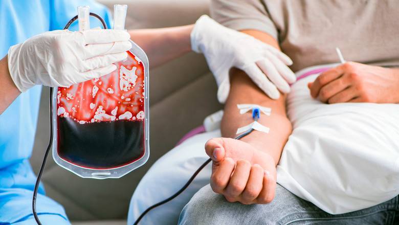 Больных коронавирусом в Москве начали лечить переливанием крови переболевших доноров
