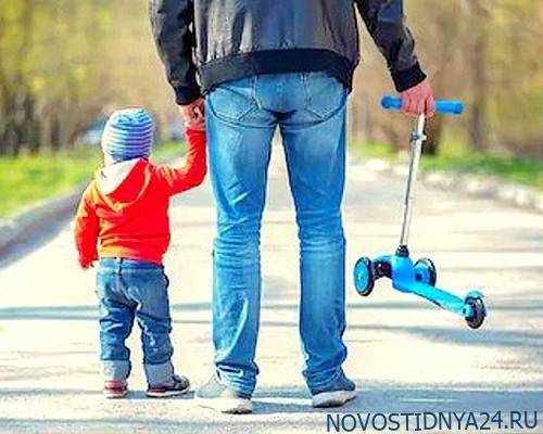 Петербуржца оштрафовали за прогулку с ребёнком на детской площадке
