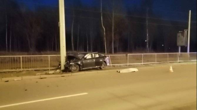В Петербурге иномарка врезалась в столб – погиб водитель