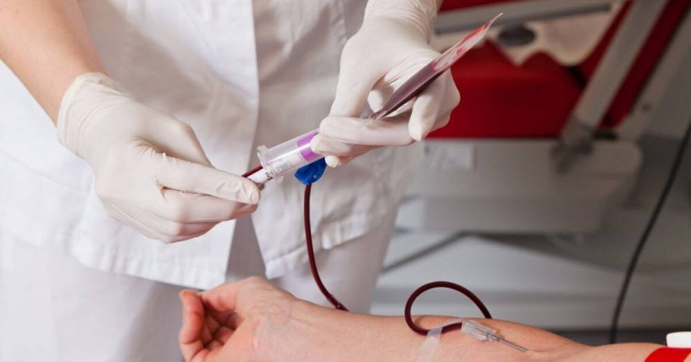 В Москве больных коронавирусом начали лечить переливанием крови