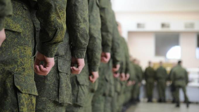 Выпускников школ не станут призывать в армию в этом году