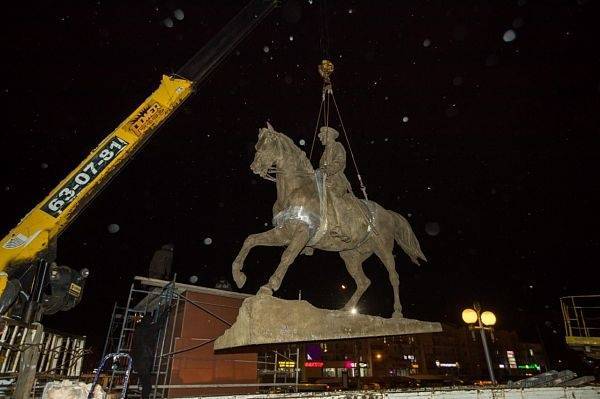 Вслед за Жуковым в Москве? В Улан-Удэ демонтируют памятник Рокоссовскому