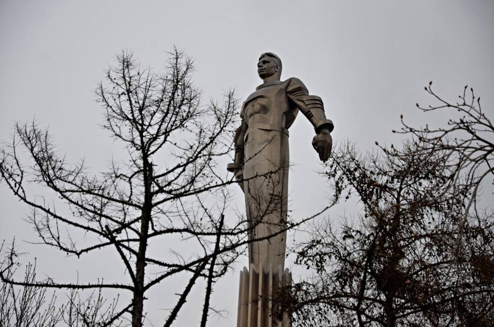 Памятник Юрию Гагарину помыли ко Дню космонавтики в Москве