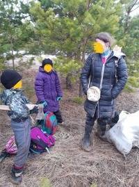 На Урале семья с тремя маленькими детьми прячется в лесу от коронавируса