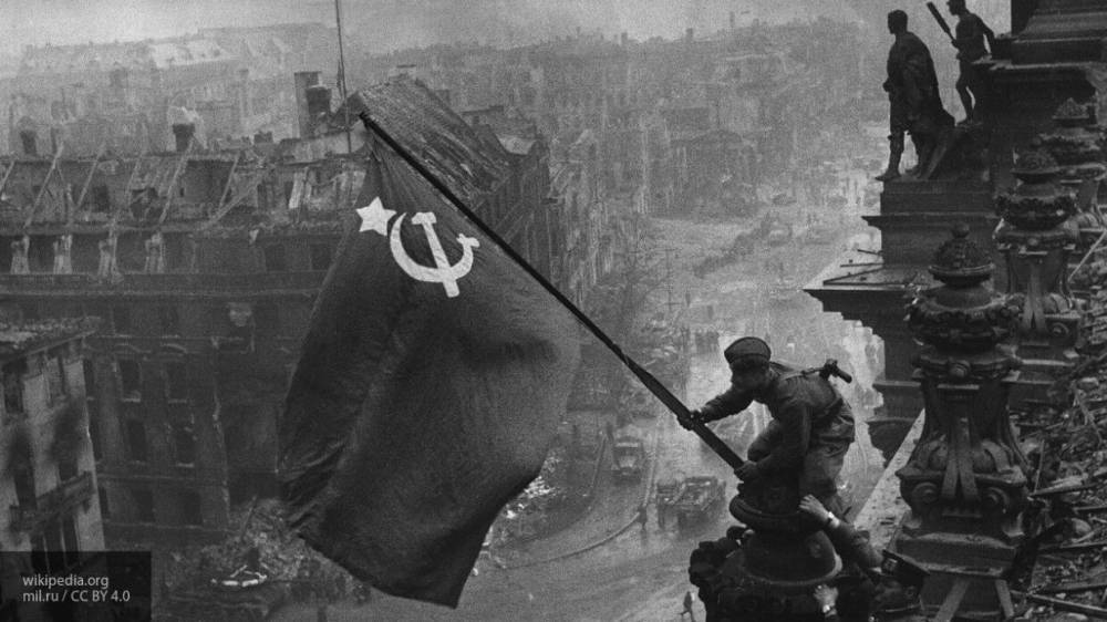 RT превратил в видео исторический фотоснимок "Знамя Победы над Рейхстагом"