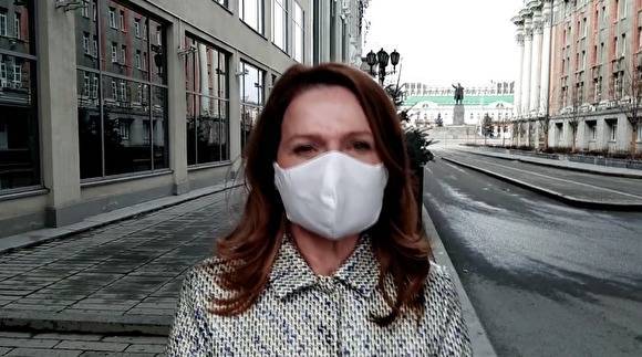 Депутат Екатеринбурга раздала маски продавцам для защиты от коронавируса