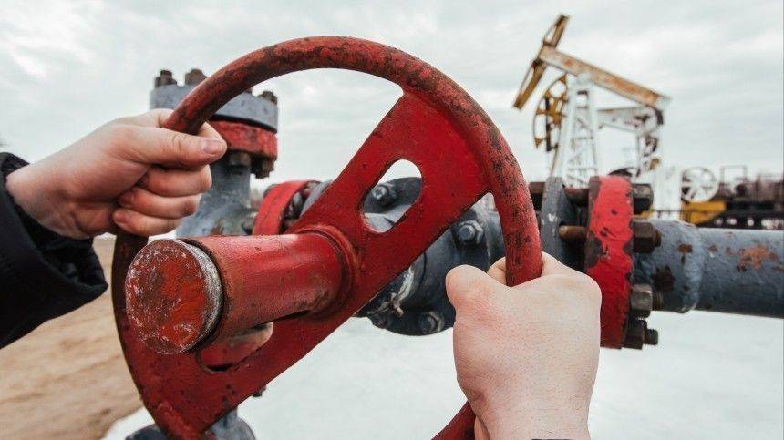 Эр-Рияд потребовал от Москвы еще большего снижения добычи нефти