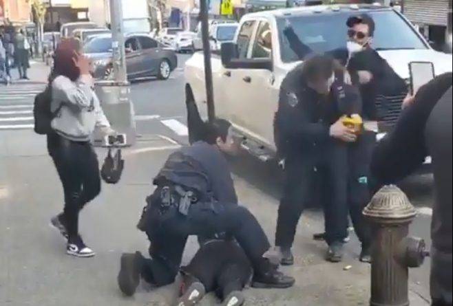 В Нью-Йорке мужчина в медицинской маске ударил полицейского при исполнении