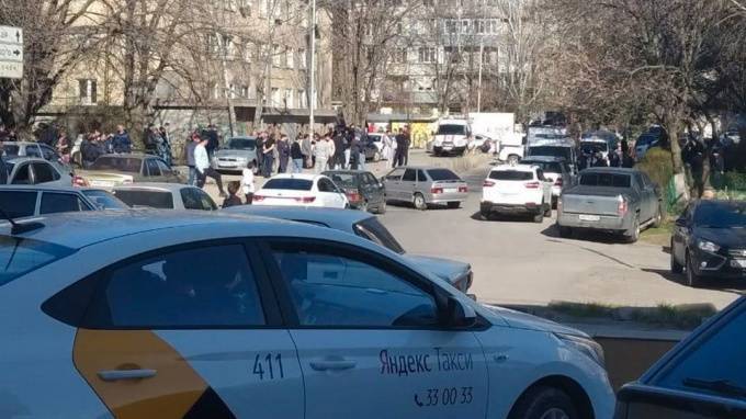 В Пятигорске неадекватный мужчина взял в заложники сестру и племянников