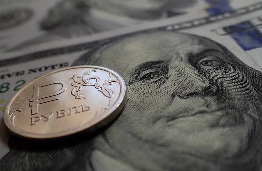 Евро упал ниже 80 рублей, доллар опустился ниже 73 рублей впервые с начала марта