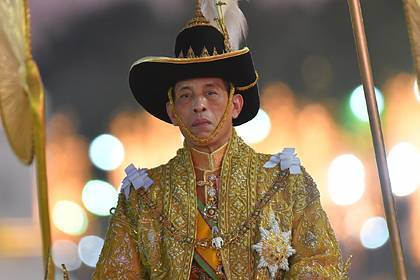 Король Таиланда устал от карантина с 20 наложницами и улетел на фестиваль