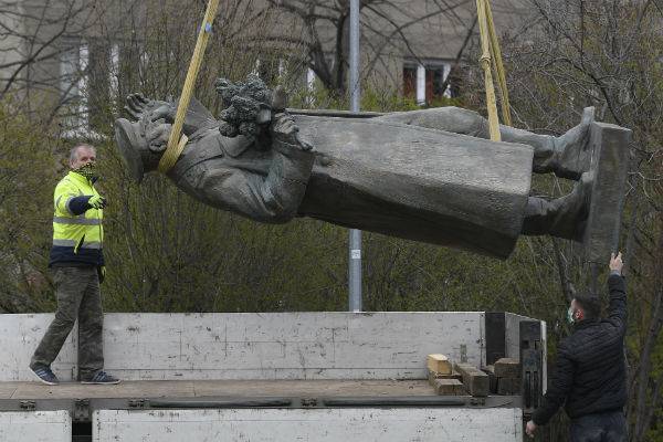 Захарова пообещала ответ на «преступный» снос памятника Коневу в Праге