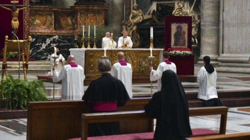 Папа римский назвал «святыми» врачей, медсестер и священников, помогающих пациентам с коронавирусом
