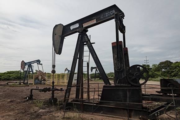 Bloomberg: страны ОПЕК+ согласились сократить добычу нефти на два месяца почти на четверть