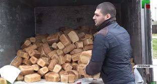 Власти Грозного переложили на волонтеров ответственность за санитарию при раздаче хлеба - kavkaz-uzel.eu - Грозного