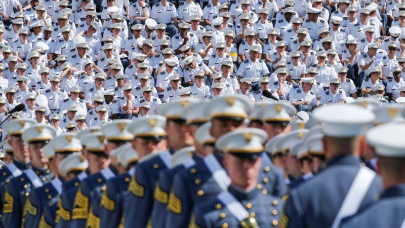 Армия защищает решение провести выпускную церемонию в Вест-Пойнте