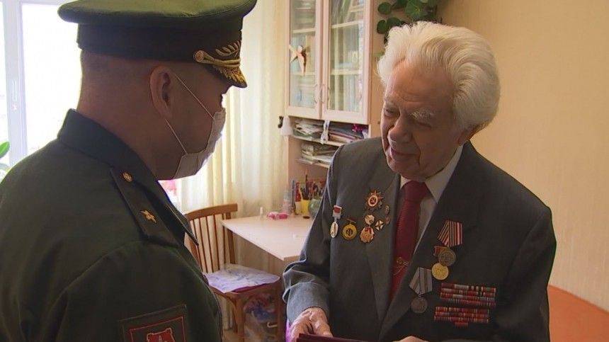 Военные поздравили 99-летнего ветерана концертом и онлайн-авиапарадом