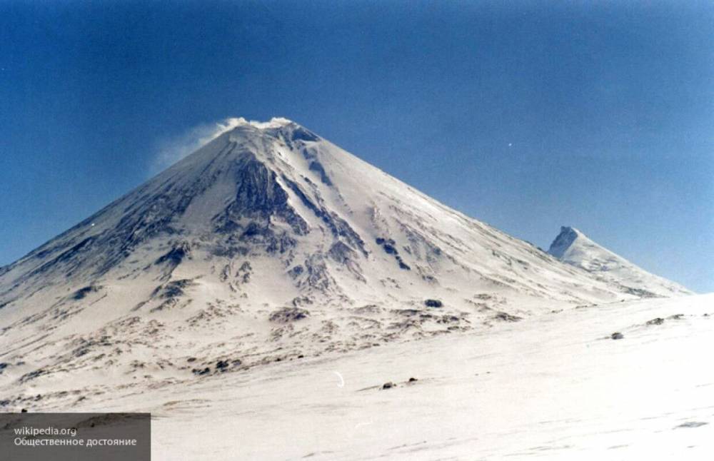 Камчатский вулкан Ключевской выбросил столб пепла на высоту семь километров