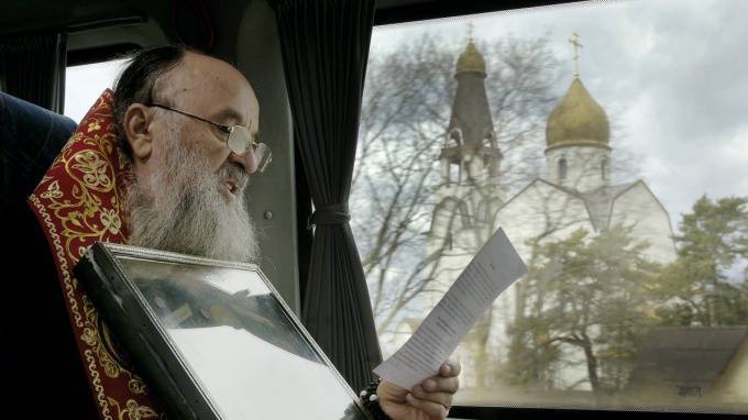 Митрополит Варсонофий совершил молитвенный объезд Петербурга с иконами